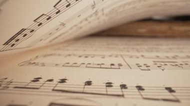 Kaydedilmiş ortaçağ müzik kitaplarının kaypak makro arkaplanı ve antik notalar. Eski klasik senfoninin dokusu, güzel melodi, hobi konsepti..