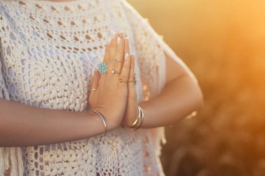 Yeşil arka planda dua eden, meditasyon yapan, mantraları okuyan düşünceleri, istekleri ya da evrene şükranlarını ileten bir kadın. Ruhanilik, din, Tanrı kavramı. Yüksek kalite 