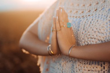 Yeşil arka planda dua eden, meditasyon yapan, mantraları okuyan düşünceleri, istekleri ya da evrene şükranlarını ileten bir kadın. Ruhanilik, din, Tanrı kavramı. Yüksek kalite 