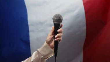Elinde mikrofon, mikrofon ya da mikrofon tutan kadın muhabir ya da gazeteci. Fransız haberleri, röportaj, basın toplantısı, müzik yarışması veya Fransa 'da müzik konseri. Yüksek kalite 4k görüntü