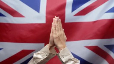 İngiliz Sendikası 'nda dua eden bir kadın. Büyük Britanya ulusal bayrağı. Umut dolu bir dua. Meditasyon, okuma, düşünceleri, istekleri ya da minnettarlığı Birleşik Krallık 'a iletir. Yüksek kalite 4k görüntü