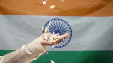 Hindistan bayrağı arka planında kadın elinin üzerine düşen haplar. Pahalı ilaçlar, Hindistan 'da ilaç işi. Eczane temalı. Bharata 'da çok renkli ilaç ve kapsüller, salgın hastalıklar