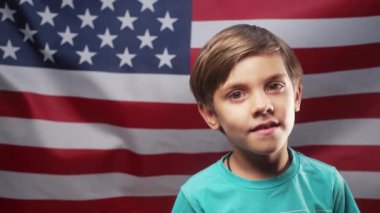 Ulusal Bayrak Altında Mutlu Amerikan Küçük Vatansever Çocuğu. Demokrasinin, bağımsızlığın ve geleceğin sembolü. 4 Temmuz kutlamaları, Amerikan bayrağı, Gaziler Anıtı, seçim, Amerika, işçilik