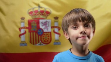 İspanya Ulusal Bayrağı Altında Mutlu İspanyol Küçük Vatansever Çocuk. Demokrasinin, bağımsızlığın, AB 'nin geleceğinin sembolü. afiş, çocuk günü, seçim, Avrupa, futbol.