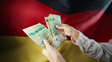 Alman bayrağı geçmişi. Avro sayan bir kadın. Kredi, Deutschland, AB Avrupa 'da gümrük vergilerinin artırılması, seyahat masrafları, finansal konsept. Yüksek kalite 4k