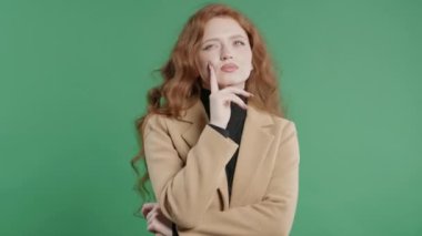 Yeşil stüdyo geçmişi olan 20 'li yaşlarda bir iş kadınını düşünüyorum. Zeki bir kadın cevabı buluyor ya da ne unuttuğunu hatırlamaya çalışıyor. Hafıza konsepti. Yüksek kalite 4k