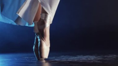 Bale dansçılarının bacakları sahnede. Kadın alıştırma yapıyor. Ayakkabılı balerin ayakları. Tanımlanamayan profesyonel bayan klasik pas gösteriyor. 4k