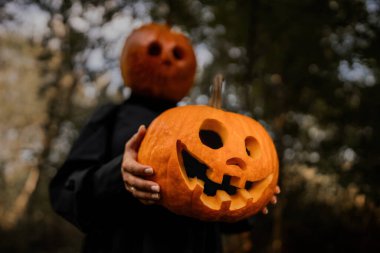 Cadılar Bayramı için balkabağı kafası tutan korkunç kadın. Balkabağı kostümü. Şeker mi şaka mı, korku hikayeleriyle oynamak. Yüksek kaliteli illüstrasyon