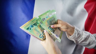 Fransız bayrağı geçmişi. Avro sayan bir kadın. Kredi, AB Avrupa 'da gümrük vergilerinin artırılması, seyahat masrafları, finansal konsept. Yüksek kalite 