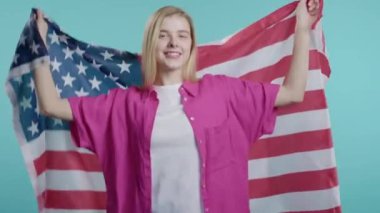 Gülümseyen Güzel Vatansever Kadın, Mavi Arkaplanda Ulusal Usa Bayrağı. Oylar. Amerikan bayrağı. Demokrasinin, bağımsızlığın ve geleceğin sembolü. Yüksek kalite 4k görüntü