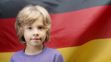 Şirin Alman Vatansever Çocuk, Almanya Ulusal Bayrağı. Avrupa 'nın Geleceği, Demokrasi Sembolü, Bağımsızlık, AB bayrağı, çocuklar günü, seçim, futbol fanatiği. Yüksek kalite 4k görüntü