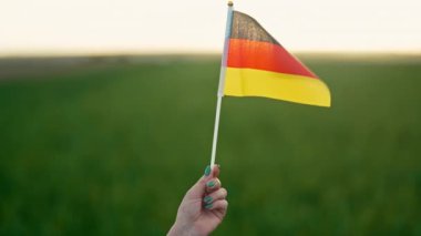 El Almanı 'nın Üç Renkli Bayrak Arkaplanı. Kutlama, Deutschland Bayrağı. Vatanseverlik. Almanya 'nın siyah, kırmızı ve sarı renkleri. Mutlu bir gelecek. Yüksek kalite 4k görüntü