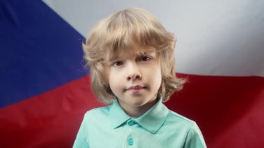 Şirin Çek Vatansever Çocuk, Çek Cumhuriyeti Ulusal Bayrağı. Avrupalı Geleceği. Demokrasi, bağımsızlık, AB bayrağı, çocuk günü, seçim, futbol fanatiği. Yüksek kalite 4k görüntü