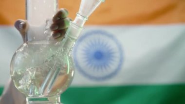 Tıbbi marihuana içen bir kadın, Hindistan bayraklarında cam su nargilesi. Esrar tütünü, Bharata 'da Shisha. Yüksek kalite 4k görüntü