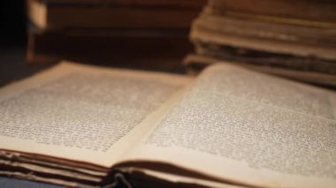 Eski yazıtlarla eski defterleri açtık. Dini edebiyat, arşiv el yazmaları, nadir koleksiyon kitapları, eserler. Yüksek kalite 4k