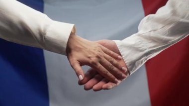 İki kadın ve bir adam Fransa 'nın arka planında birbirlerine uzanıyorlar. Anlaşma, işbirliği konsepti. Aşıklar, aile, güven, aşk ve mutluluk kavramı. Yüksek kalite 4k görüntü