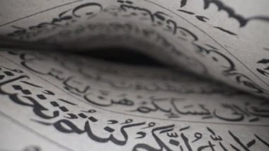 Müslüman Kutsal Kitabı 'nın eski el yazması el yazısı. Kutsal Arap bilgi mirasını araştırıyorum. Makrodaki saygı duyulan metinler. Al Kur 'an sayfaları, eski dini kitaplar. Yüksek kalite 4k görüntü