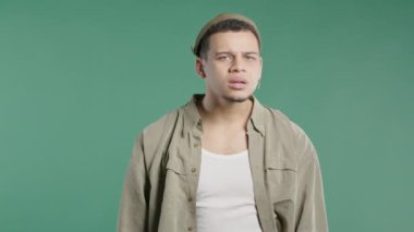 İlgili Afrikalı adam ne olduğunu soruyor, duymuyor. Sessizce fısılda. Duyma, kaybetme ve sağır, yanlış anlaşılmalarla ilgili sorunlar.