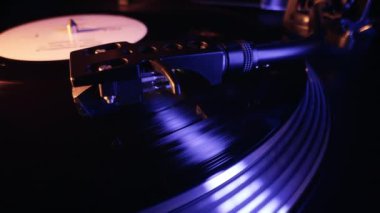 Klasik Vinil Plak Gece Mavi Işıkla Oynuyor. Makro. Döner tabaka, LP. Romantik koleksiyon, analog ses, aşk için güzel müzik, klasik estetik. Yüksek kalite 4k