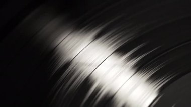 Plak çevirme bölümleri, makro görünüm. Müzik çalmak, turntable 'dan şarkı çalmak. Retro stil oynatıcı. Makro LP yakın çekim, döngü. Dönüşümlü vintage fonograf. Güzel bir BW filmi. Yüksek kalite 4k