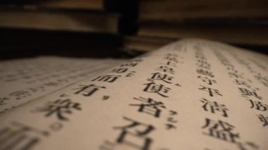 Macro tünelin eski tarih kitaplarının sayfalarını karıştırıyor. Doğu metni. Japon hiyeroglifleri, kaligrafi konsepti. Nadir bulunan zamansız edebiyat. Geçmişin hazineleri. Müze parçası, kütüphane