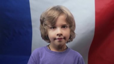 Sevimli Fransız Vatansever Çocuk, Fransa Ulusal Bayrağı. Avrupalı Geleceği. Demokrasi, bağımsızlık, AB bayrağı, çocuk günü, seçim, futbol fanatiği. Yüksek kalite 4k görüntü