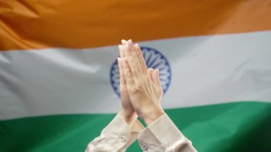 Namaz kılan kadın, Hint Ulusal Bayrağı arka planı. Umut dolu dua. Meditasyon, okuma, düşünceleri, istekleri ya da Hindistan 'a minnettarlığı yönetmek. Yüksek kalite 4k görüntü
