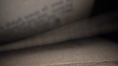 Kaydedilmiş ortaçağ kitaplarının antik yazıtlarla olan Macro görüşü. Dini edebiyat, arşiv el yazmaları, nadir koleksiyon kitapları, eserler. Almanca 'daki Kutsal Hristiyan Mirası Yazıtlarını Keşfediyor. 