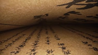 Makro kaydırma görüntüsü Çin 'in eski kitabının sayfa tünellerinden geçiyor. Çin dövüş sanatları sırrı, otantik Taijiquan. Yakın çekim hiyeroglifler ve semboller, kutsal yazıtları keşfetmek, edebiyat konsepti. Çak bakalım.