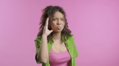 İlgili kadın ne sorar, ne duymaz. Sessizce fısılda. Duyma, kaybetme ve sağırlık, yanlış anlamayla ilgili sorunlar. Pembe stüdyo geçmişi. Yüksek kalite 4k