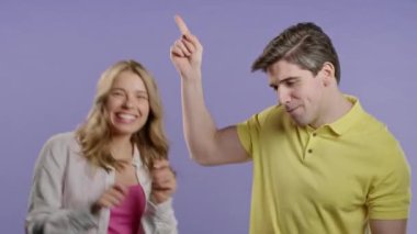 Güzel bir kadın ve erkek, mutlu bir çift, eğleniyorlar, en sevdikleri müzik, gülümsüyorlar, Violet stüdyosunda dans ediyorlar. Müzik, dans konsepti