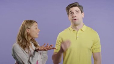 Kocasına ya da erkek arkadaşına bağıran genç bir kadın. Yorgun adam gözlerini deviriyor. Çatışma kavramı, kavga, çift ilişkilerinde sorunlar. Yüksek kalite 4k