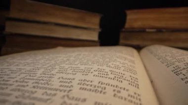 Almanların kutsal Hristiyan mirası yazıtlarını araştırıyorum. İncil 'in detayları. Gelenek ve bilgelik, makro görüntüler. Harfler ve semboller. Yüksek kalite 4k görüntü