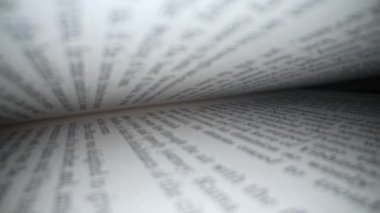 Macro slayt görüntüsü eski İngilizce kitabının sayfalarını karıştırıyor. Kapalı mektuplar ve semboller, kutsal yazıtları keşfetmek, edebiyat konsepti. Yüksek kalite 4k görüntü