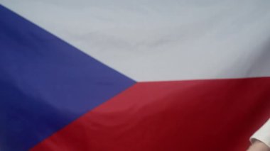 Kadın ve erkeğin elleri Çek Cumhuriyeti bayrağının arka planında uzanıyor. Çek, anlaşma, işbirliği konsepti. Aşıklar, aile, güven, aşk ve mutluluk kavramı. Yüksek kalite 4k görüntü