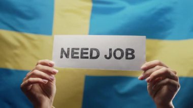İşsiz İşsiz İşçi İşaretli Kadın İsveç Bayrağı geçmişinde iş arıyor. Para sorunları, ekonomik kriz. Sverige 'de iş eksikliği, kariyer başarısı konsepti. İşten kovulduktan sonra kadın 4K