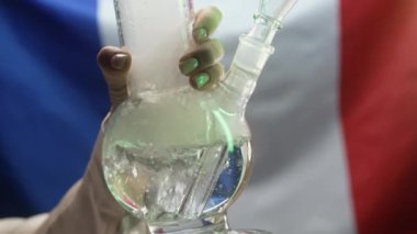 Tıbbi marihuana içen kadın, Fransız bayraklı cam su banyosu. Kenevir tütünü, Fransa 'da Shisha. Yüksek kalite 4k görüntü