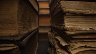 Kaydedilmiş ortaçağ kitaplarının antik yazıtlarla olan Macro görüşü. Dini edebiyat, arşiv el yazmaları, nadir koleksiyon kitapları, eserler. Yüksek kalite 4k görüntü