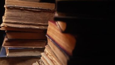 Kaydedilmiş ortaçağ kitaplarının antik yazıtlarla olan Macro görüşü. Dini edebiyat, arşiv el yazmaları, nadir koleksiyon kitapları, eserler. Yüksek kalite 4k görüntü