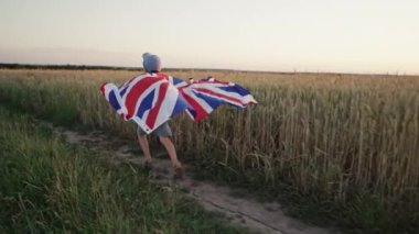 Küçük çocuk, İngiliz vatansever çocuk kırsal yolda ulusal bayrak taşıyor. Demokrasinin sembolü, Büyük Britanya, gelecekteki kutlamalar, İngiltere bayrağı, Anma Günü, seçim. Yüksek kalite 4k görüntü