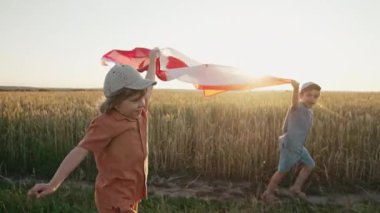 Şirin çocuklar. Ulusal bayrak taşıyan Kanadalı vatansever çocuklar. 1 Temmuz - Kanada Günü, kutlama. Pankart, anma, seçim, işçilik. Yüksek kalite 4k görüntü
