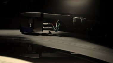 Klasik Vinil Kayıt. Geceleri neon ışıkla oynuyor. Makro. Döner tabaka, LP. Romantik koleksiyon, analog ses, aşk için güzel müzik, klasik estetik. Yüksek kalite