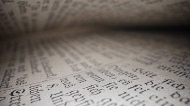 Almanların kutsal Hristiyan mirası yazıtlarını araştırıyorum. İncil 'in detayları. Gelenek ve bilgelik, makro görüntüler. Harfler ve semboller. Yüksek kalite