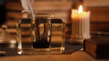 Eski Kitaplarda Mum Yakma, Kalem Tüy Kalemi Mürekkep Kuyusu Arkaplanda. Antikacı, Kitapçı. 18. ya da 19. yüzyıldan özel bir sahne. Yüksek kalite fotoğraf