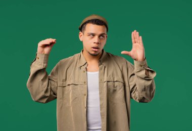 Asabi Afrikalı Amerikalı adam elleri ve yeşil arka planda yuvarlanan gözleriyle falanca jest yapıyor. Boş vaatler, falan filan. Yalancı! Yüksek kalite