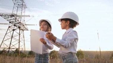 Anaokulu çocukları mühendis ya da kasklı yöneticiler. Elektrik endüstrisinde iş, gercekten zeki çocuklar elektrik voltaj kuleleri ile ilgili dokümanları okuyor. - Evet. Yüksek kalite 4k görüntü