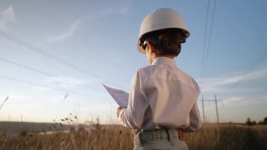 Anaokulu çocuğu mühendis ya da kasklı bir yönetici. Elektrik endüstrisinde iş, gercekten zeki bir cocuk elektrik voltaj kuleleri ile ilgili dokümanlari okuyor. Yüksek kalite 4k görüntü