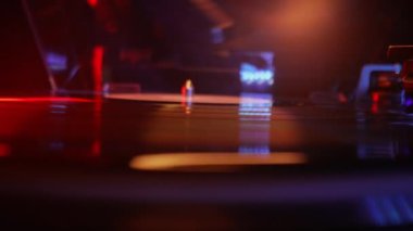 Klasik Vinil Kayıt. Geceleri neon ışıkla oynuyor. Makro. Döner tabaka, LP. Romantik koleksiyon, analog ses, aşk için güzel müzik, klasik estetik. Yüksek kalite 4k