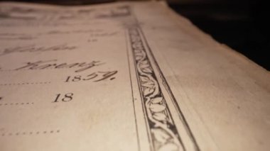 Kutsal Hristiyan mirası yazıtlarını araştırıyorum. İncil 'in detayları. Gelenek ve bilgelik, makro görüntüler. Portreler, resimler, kitaptaki çizimler. Yüksek kalite 4k görüntü