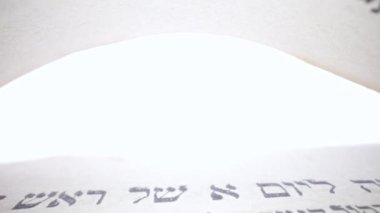 İbranice İncil. Kutsal Yahudi mirası yazıtlarını araştırıyorum. Makrodaki saygı duyulan metinler. Kutsal sayfalar, eski dini Tevrat kitapları. Yüksek kalite 4k görüntü
